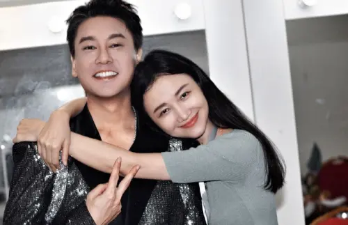 ▲朱孝天（左）確定被F4除名，讓妻子韓雯雯（右）不滿發聲，開直播為老公說話，不料卻遭粉絲挖出過往截圖打臉，怒批：「太會裝」。（圖／微博@韓雯雯）