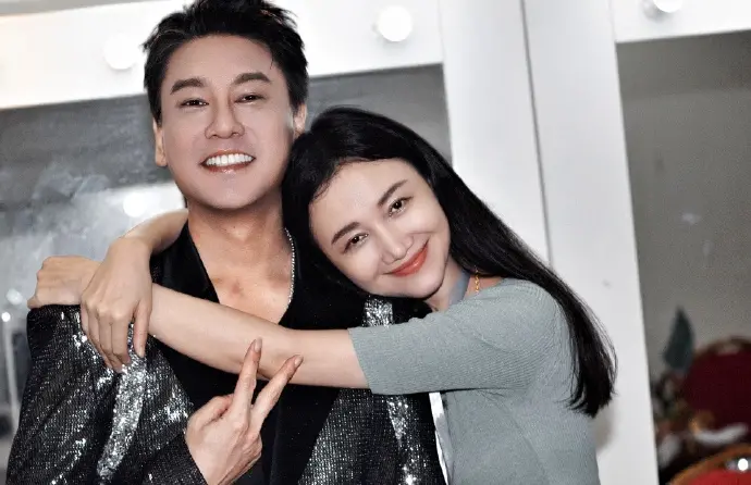 ▲朱孝天（左）確定被F4除名後，引發超高討論，讓老婆韓雯雯（右）不滿發聲，開直播為老公說話，不料卻遭粉絲挖出過往截圖打臉，怒批：「太會裝」。（圖／微博@韓雯雯）