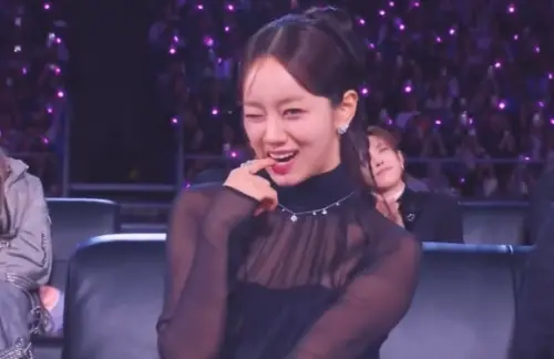 AAA／惠利撒嬌咬手指超犯規！金裕貞秒僵掉引爆笑：偶像演員差別
