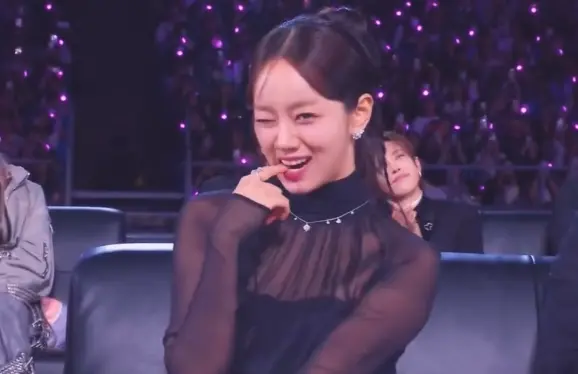 ▲AAA頒獎典禮在昨（6）日於高雄世運主場館圓滿落幕，中間還有超驚喜的撒嬌環節，只見撒嬌達人惠利（如圖）還咬手指超犯規，下一秒換金裕貞她秒僵掉，讓粉絲笑翻直呼：「偶像跟演員的差別」。（圖／WEVERSE）