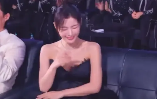 ▲金裕貞被cue到撒嬌環節秒僵掉，可愛又尷尬模樣讓大家都笑翻。（圖／WEVERSE）