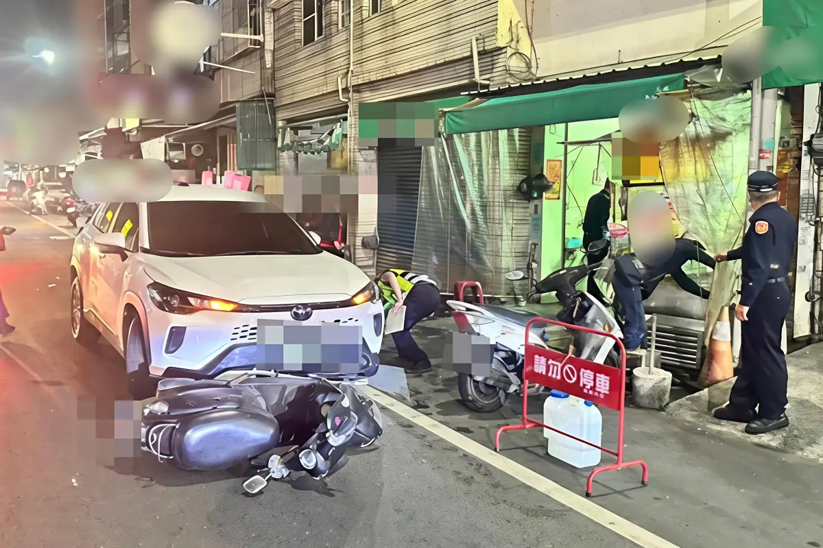 ▲12月6日17時，屏東內埔鄉香雞排店遭自小客車衝撞造成2傷1車損，內埔警方迅速逮捕嫌犯。（圖／記者莊全成翻攝）