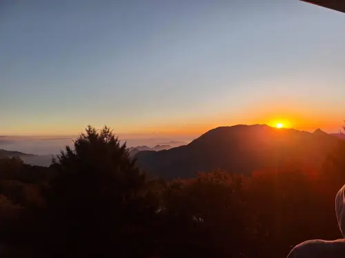 ▲台中大雪山國家森林遊樂區，遊客可至海拔較高的49K小雪山資訊站區域及43K遊客中心區域觀賞楓葉美景。（圖╱取自大雪山國家森林遊樂區臉書）