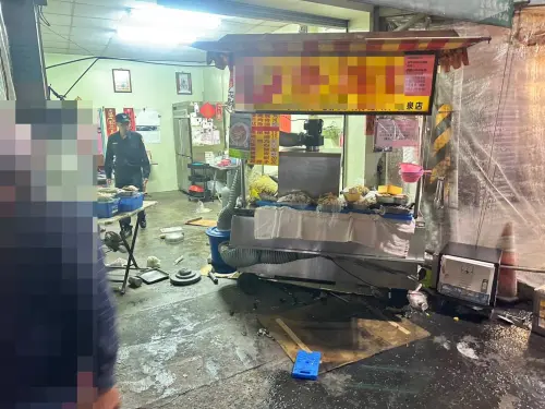 ▲至於犯嫌駕駛自小客車衝入雞排店原因仍待警方進一步釐清。（圖／記者莊全成翻攝）