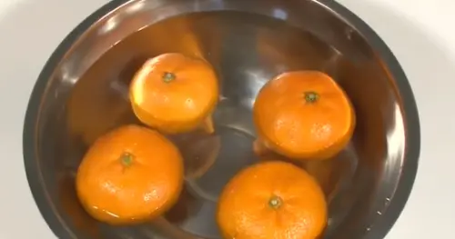 ▲日本水果店老闆杉村和夫證實，只要將橘子整顆泡進 40℃ 熱水 10 分鐘，就能達到分解檸檬酸的效果。（圖／翻攝節目《新！生活好吃驚》）