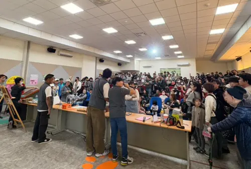 ▲認養活動當天現場也湧入上百名準飼主到現場見證抽籤。（圖／苗栗縣動物保護防疫所）