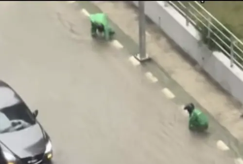 馬來西亞暴雨路段積水難行　外送員雨中清排水溝救急畫面感動網友
