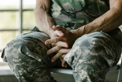 營區浴室成性交易地點！陸軍女中士急用錢　找男下士靠性愛換錢
