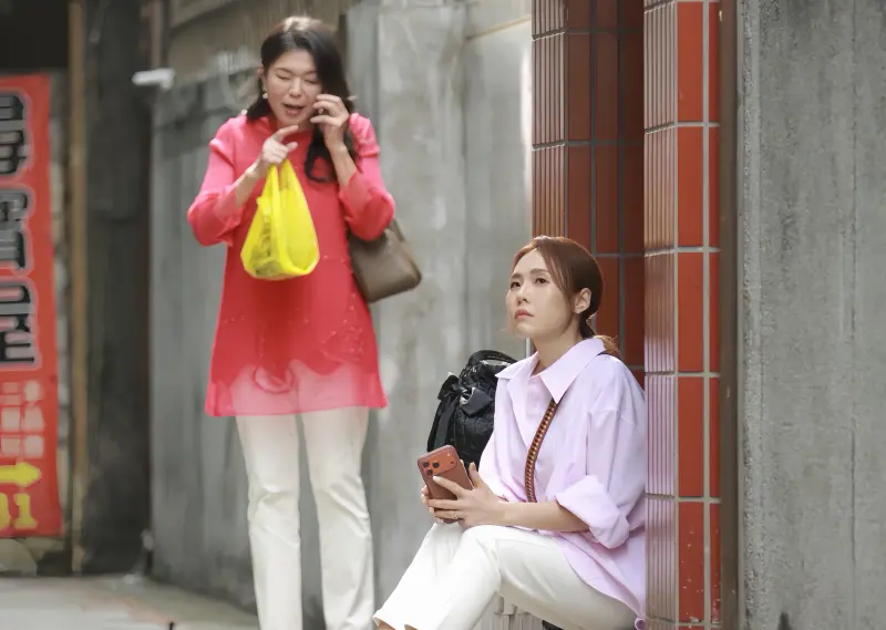 ▲台八女星呂俍慧（左）和歌手吳申梅（右）合拍新歌〈外加〉MV，兩人相談甚歡，因為都是香港媳婦。吳申梅自認廣東話不好，曾因此鬧笑話，要紙巾結果來了湯匙。（圖／喜上梅梢娛樂提供）