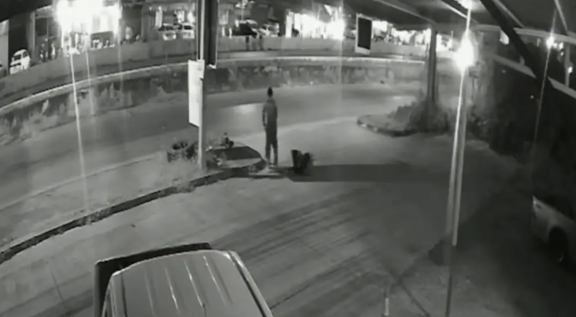 ▲死者騎車外出後慘遭多刀刺傷，警方在現場找到染血刮刀與手機，正全力追查兇嫌。（圖／翻攝自泰叻報）