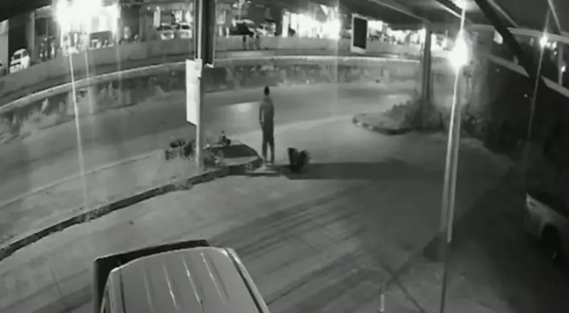 ▲死者騎車外出後慘遭多刀刺傷，警方在現場找到染血刮刀與手機，正全力追查兇嫌。（圖／翻攝自泰叻報）