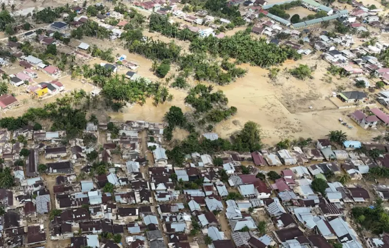 ▲蘇門答臘長年因森林大量被砍伐，加上疑似非法伐木猖獗，使原本具備保水能力的林地愈加脆弱，暴雨一來便更容易演變成洪水與土石流。（圖／路透社／達志影像）