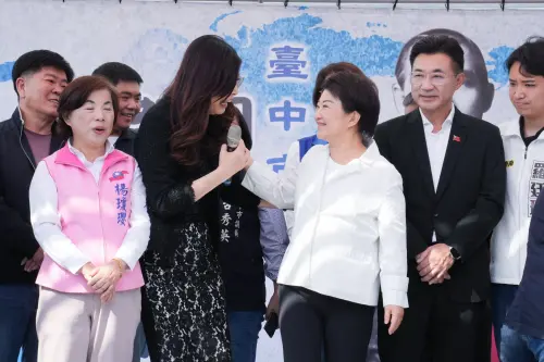 台中黨慶！鄭麗文同台盧秀燕熱情相擁　加碼甜喊：太陽就在這邊
