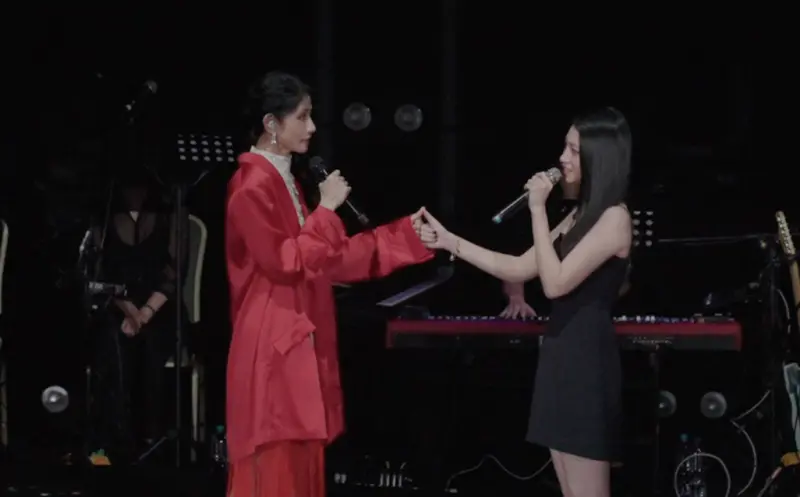 ▲李千娜（左）昨（6）日晚間在TICC舉辦演唱會，女兒顧穎（右）來了，母女合唱〈打勾勾〉，互相約定要愛自己更多。（圖／寬宏藝術Ｘ環球音樂提供）
