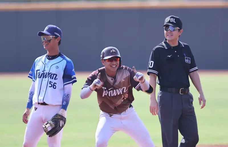 ▲台灣山林張仁瑋在冬季聯盟季軍賽第3局敲出二壘安打，隨後靠著盜壘以及隊友滾地球掩護，替台灣山林攻下此役第1分。（圖／中職提供）