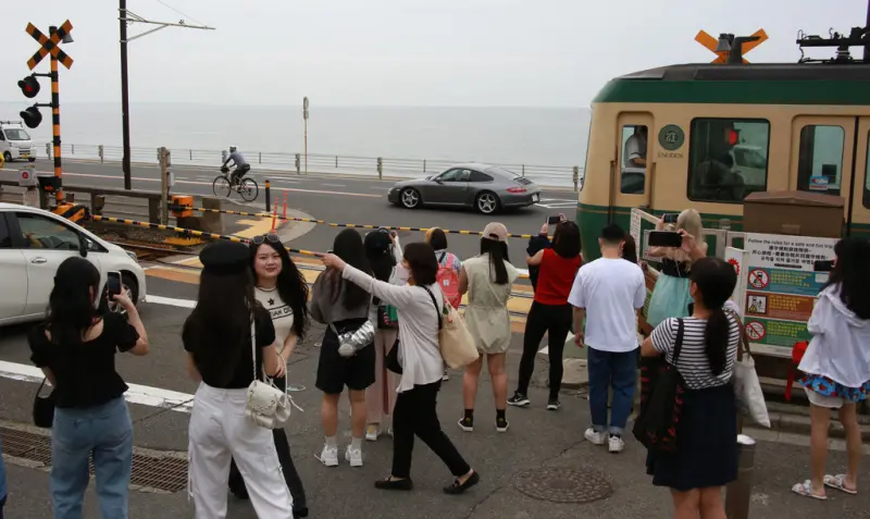 ▲日本神奈川縣江之島電鐵鐮倉高校前站附近的平交道，是許多粉絲「聖地巡禮」的必去景點之一。（圖／美聯社／達志影像）