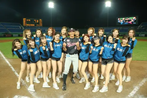 ▲前千葉羅得海洋外野手荻野貴司曾在2017年來台交流，當時還與Lamigirls留下合影。（圖／取自千葉羅德海洋官方Facebook）