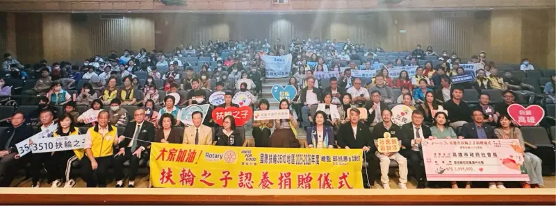 ▲國際扶輪3510地區、社會局局長蔡宛芬與全體扶輪之子合影。（圖／高市府社會局提供）