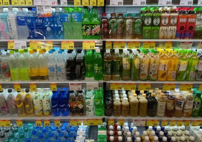 ▲台灣不只有手搖飲出名，各種在地品牌的飲料也是許多人從小喝到大，甚至到現在都還會買回家中囤貨。（圖/記者陳雅雲攝）