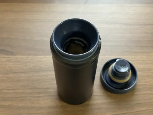 ▲民眾清洗完保溫杯或環保杯後，為了擔心灰塵掉入，許多人會馬上將杯蓋蓋緊。不過若杯內仍殘留水氣、未完全乾燥的情況下，反而容易在密閉不通風的環境中成為黴菌生長的溫床。（圖／取自photoAC）