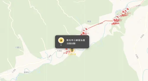 ▲新北市三峽區弘道路一處鐵皮化學工廠今（7）日下午3時46分發生火警，消獲報後立即出動49車、123人到場搶救。（圖／新北市災訊）