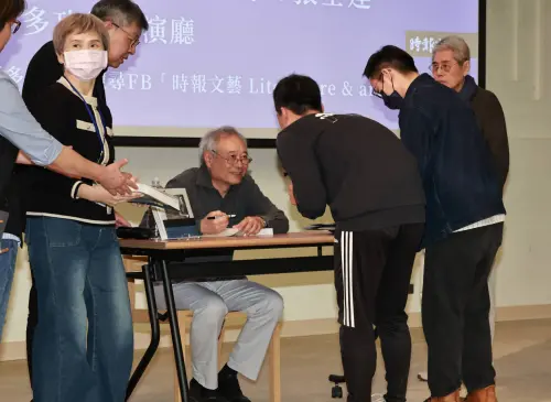 ▲李安（中）開簽書會，影迷頗為踴躍，有人從早上7點就到會場外排隊。（圖／記者吳翊緁攝）