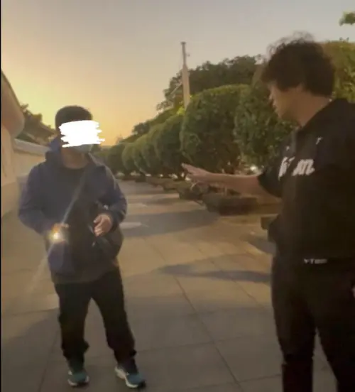 快訊／沈伯洋陪女兒突遭嗆「被通緝活該」！男子畫面曝光
