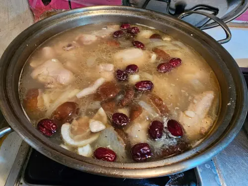 蒜頭雞湯怎麼煮才香？國宴主廚點破「關鍵步驟」　私房食譜公開了
