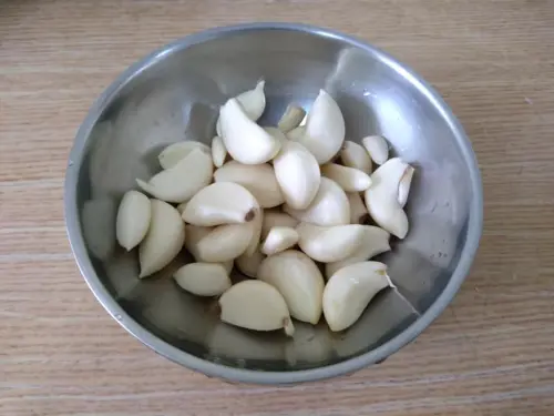 ▲阿慶師分享，他在煮蒜頭雞湯時，除了最先放入爆香的蒜頭之外，還會預留大約 30 公克的蒜頭切成細碎塊狀，等到最後再加入。（示意圖／廚藝公社）