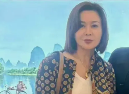 ▲63歲關之琳和粉絲合照，狀態非常好，與年輕時沒有太大差別。（圖／摘自香港01）