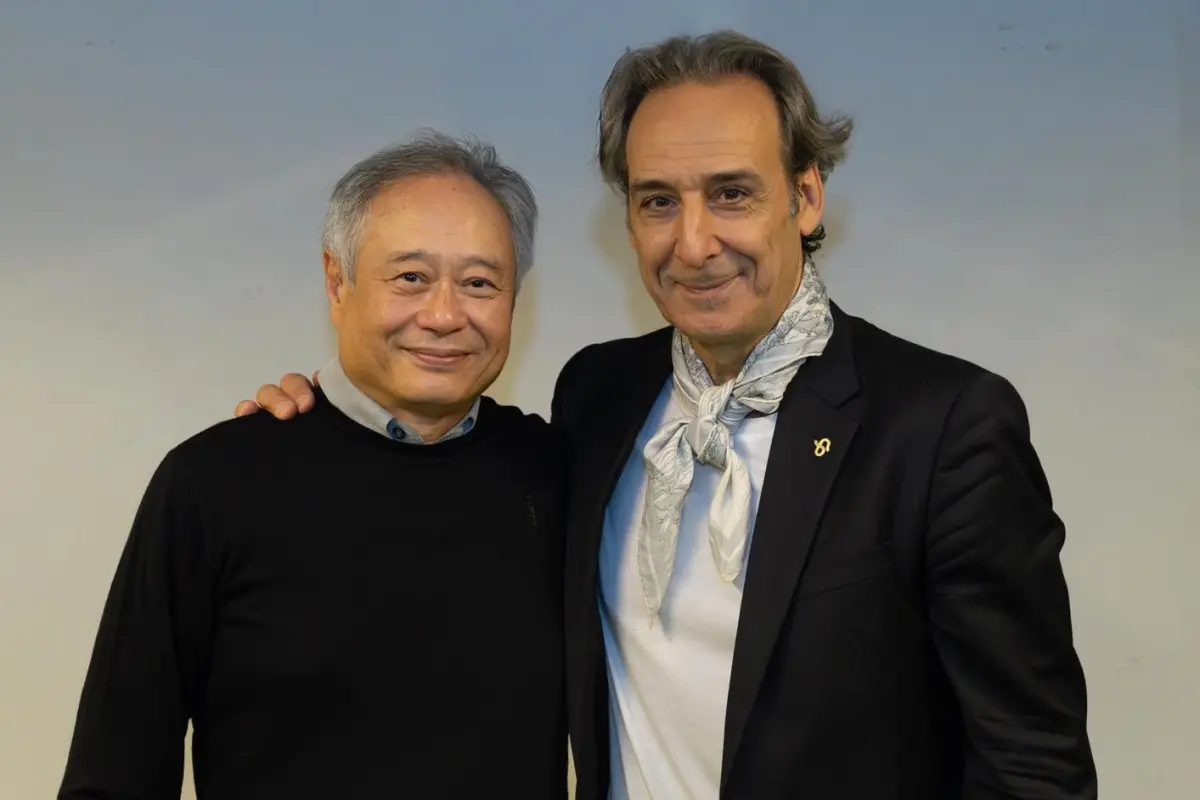 ▲李安和《色戒》配樂戰友、法國電影配樂大師亞歷山大・戴斯培（Alexandre Desplat）相遇在台北市。李安參與完戴斯培指揮的音樂會後，突然上台獻花和擁抱，現場氣氛熱烈到最高點。（圖／台北市立交響樂團提供）