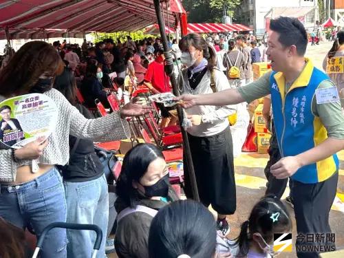 ▲會中分送愛的禮物給扶助家庭及兒少，增添幸福年味。(圖／記者黃守作攝，2025.12.07)