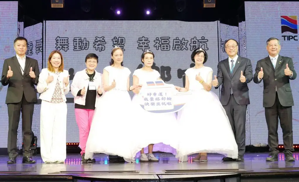 ▲台灣港務公司董事長周永暉(右2)與麗星夢郵輪公司副總裁徐牧柔(左2)攜手為60位抗癌天使圓夢。(圖／台灣港務公司提供)