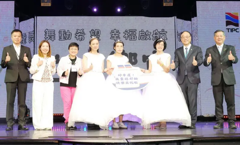 ▲台灣港務公司董事長周永暉(右2)與麗星夢郵輪公司副總裁徐牧柔(左2)攜手為60位抗癌天使圓夢。(圖／台灣港務公司提供)