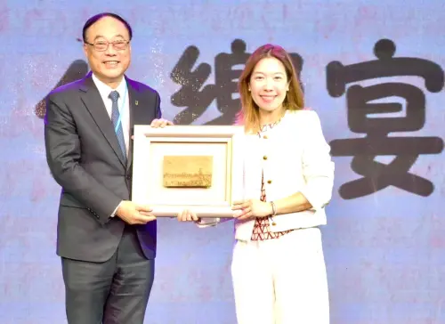 ▲台灣港務公司董事長周永暉(左)與麗星夢郵輪公司副總裁徐牧柔(右)互送紀念品。(圖／台灣港務公司提供)