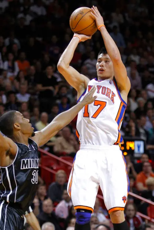 ▲ 2012年2月，林書豪以替補身份上場，隨後竟開啟連續先發的奇蹟。他對陣全明星後衛威廉斯（Deron Williams）砍下25分、7助攻，接著對陣猶他爵士攻下28分、8助攻，創下生涯首次先發NBA歷史第二高的紀錄。（圖／美聯社／達志影像）