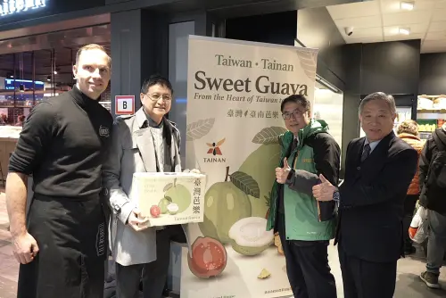 ▲黃偉哲在介紹台南水果時指出，除了芭樂與鳳梨，明年台南也將積極把鳳梨、芒果、芭樂帶進歐洲，盼一年四季水果供貨不間斷。（圖／南市府提供）