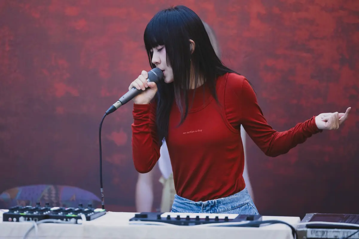 ▲歌手白安（如圖）今（8）日下午在台北東區頂好名店城前的廣場舉辦見面會，被問到F3和阿信合體，她最喜歡哪位，她選了師兄阿信，但又改口說喜歡小眼睛，阿信眼睛比較大。（圖／相信音樂提供）