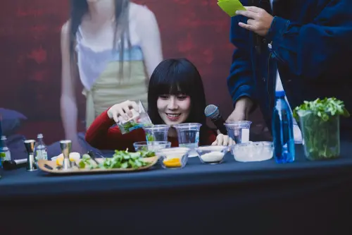 ▲白安（如圖）在見面會上以她最喜歡的食材香菜，為粉絲特調飲料，喝到的粉絲表示，還蠻好喝。（圖／相信音樂提供）