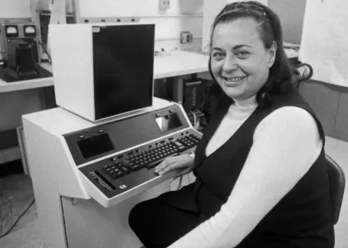 ▲艾芙琳貝瑞森打造「資料秘書」是一台專為辦公室秘書設計，被認為是奠基複製貼上功能的關鍵功能。（圖／翻攝網路）