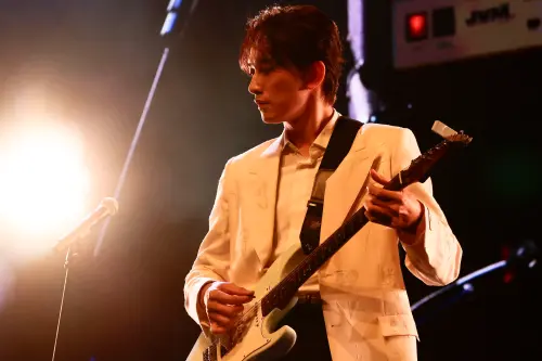 ▲町田啓太在台灣秀吉他，彈奏了《玻璃之心》劇中知名歌曲。（圖／LDH 愛夢悅）