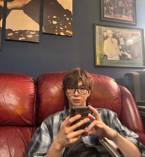 ▲舞台下的姜丹尼爾（如圖）是標準宅男，愛打電動、追劇、喝啤酒，享受隨性生活。(圖／翻攝自daniel.k.here）