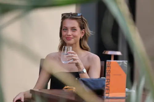 ▲23歲的葡萄牙模特兼演員科爾塞羅，身穿黑色洋裝，在開賽前就被鏡頭多次捕捉，她也是諾里斯的女友。（圖／美聯社／達志影像）