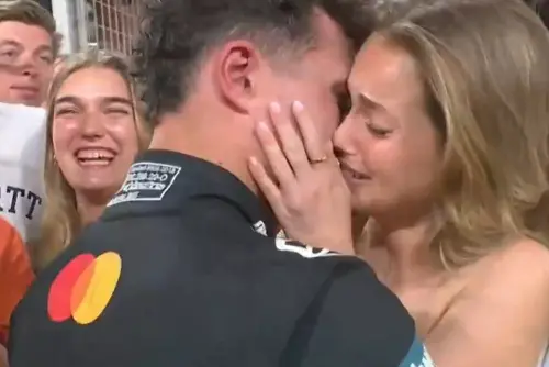 影／人生贏家！諾里斯勇奪F1世界冠軍　模特女友科爾塞羅深情擁吻
