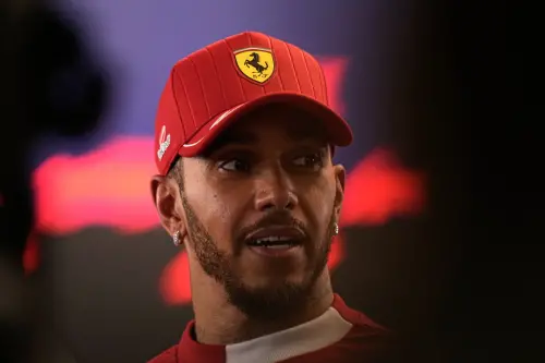 ▲七屆世界冠軍漢米爾頓（Lewis Hamilton）在2025 年遭逢生涯最低潮，季末連三場排位賽止步Q1，苦於無法適應地面效應賽車。他坦言對自己的表現感到挫折與憤怒，只能寄望2026年大改規則能重新找回競爭力。（圖／美聯社／達志影像）