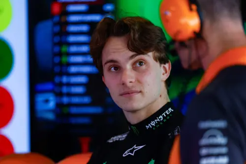 ▲皮亞斯特里（Oscar Piastri）在收官戰中以精采的外線超車驚豔全場，即便最終無緣挑戰年度冠軍，但整季穩定表現已確立他作為未來冠軍熱門的地位。（圖／美聯社／達志影像）