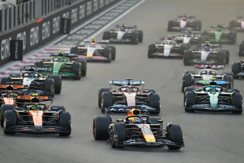 ▲紅牛車手維斯塔潘(Max Verstappen)雖然在阿布達比大獎賽奪冠，但受限於麥拉倫隊友皮亞斯特里(Oscar Piastri)的策略牽制，以及後方追兵速度不足，無法執行「壓車戰術」來阻擋諾里斯(Lando Norris)，最終以2分之差無緣衛冕年度總冠軍。（圖／美聯社／達志影像）