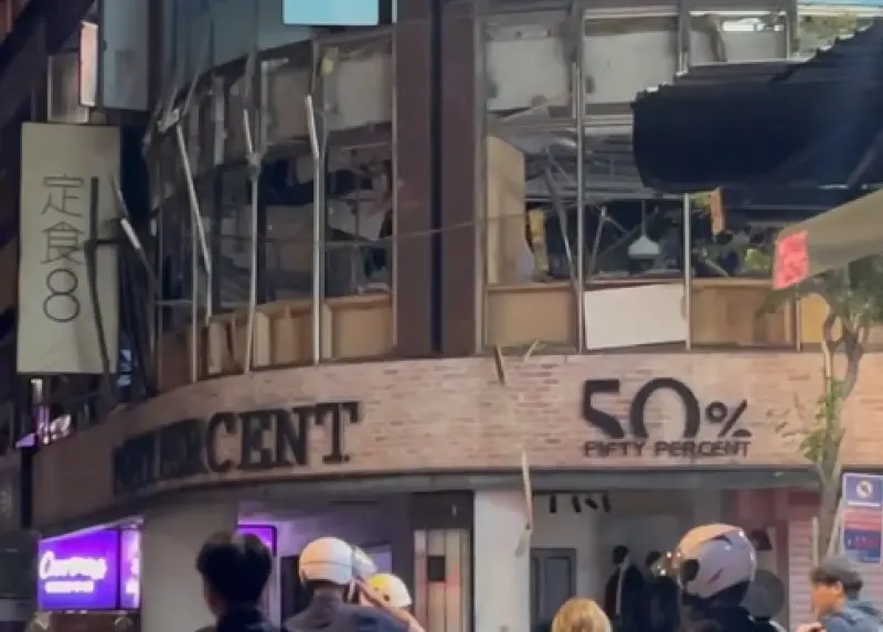 ▲新北市板橋重慶路「定食8」今（8）日凌晨發生猛烈氣爆，威力強大到牆面塌陷、裝潢炸裂、碎片如雨般噴射街道，波及到周邊建物與路人，共造成5人受傷送醫。（圖／翻攝自Threads@astrid2446）