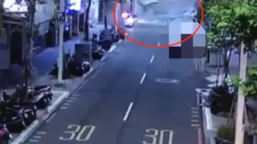 板橋「定食8」氣爆瞬間曝！招牌、玻璃2秒猛噴飛　碎片炸滿地超慘
