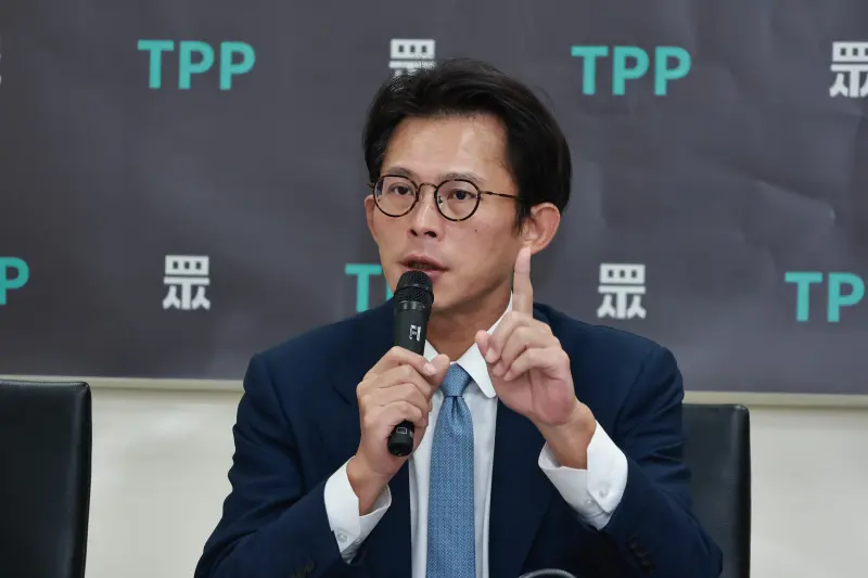 ▲民眾黨主席黃國昌今（9）日怒嗆，已對《鏡週刊》相關報導提出民、刑事告訴。（圖／民眾黨提供）